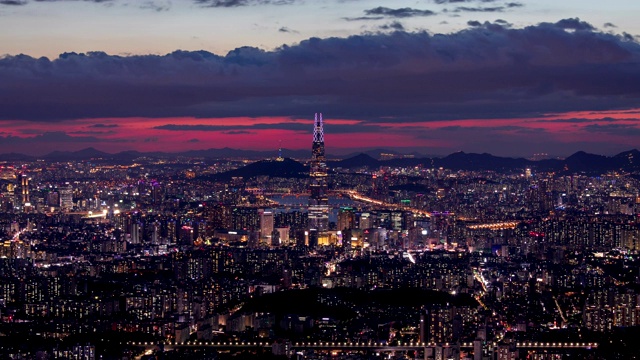 日落到夜景的乐天世界大厦(首尔最高的地标塔)地区，首尔，韩国视频素材