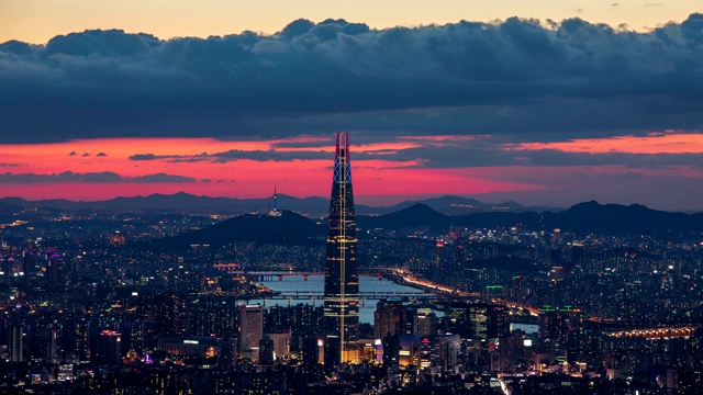 日落到夜景的乐天世界大厦(首尔最高的地标塔)地区，首尔，韩国视频素材