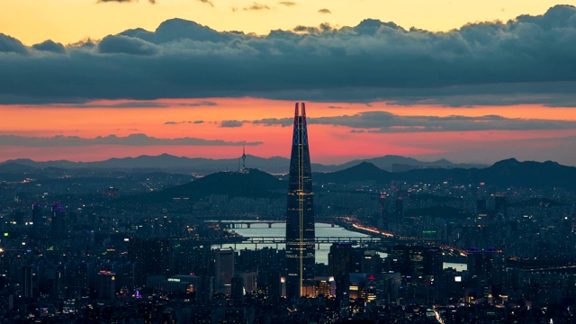 日落到夜景的乐天世界大厦(首尔最高的地标塔)地区，首尔，韩国视频素材