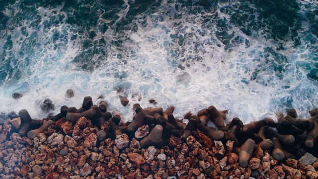 海浪拍打着海滩上的石头。视频素材