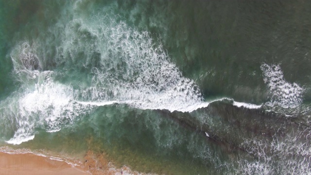 随着海浪沿着海滩海岸线移动视频素材