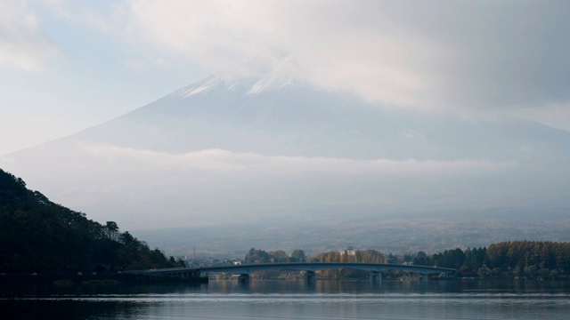 富士山多云，桥上交通繁忙视频素材