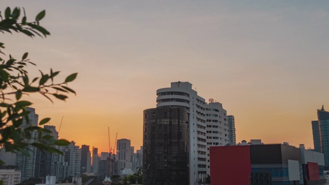 白天到夜晚的时间流逝，云天空景观曼谷的城市寺庙视频素材