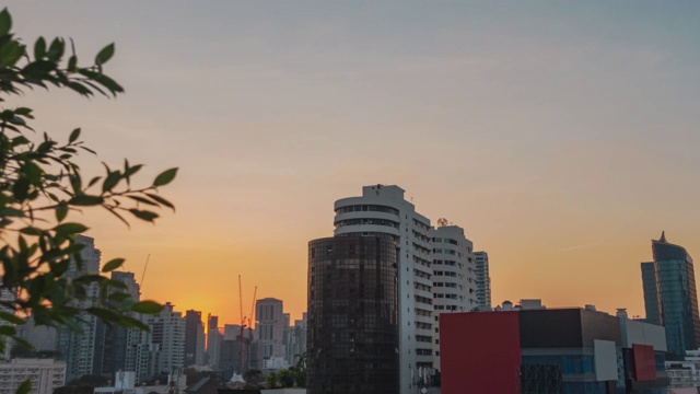 白天到夜晚的时间流逝，云天空景观曼谷的城市寺庙视频素材