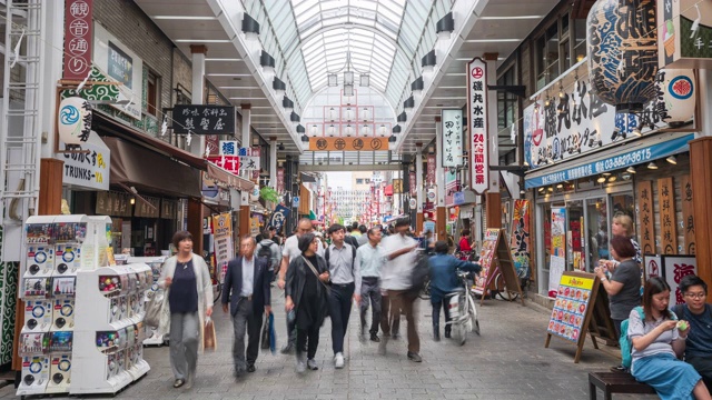 4K延时:日本东京浅草寺附近的市场上挤满了行人。视频素材