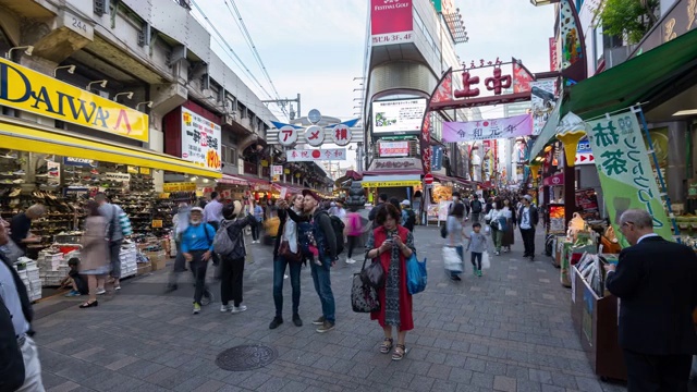 4K延时:行人挤在东京上野美代子市场购物。缩小照片视频素材