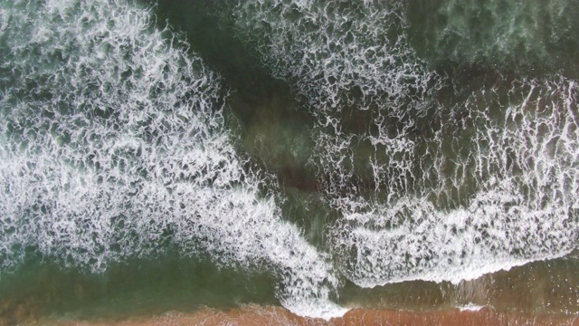 在波涛汹涌的海滩上空盘旋视频下载