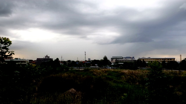 雨云在雨天的草地上快速移动。视频素材