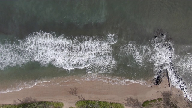 防波堤海滩上的波浪视频素材