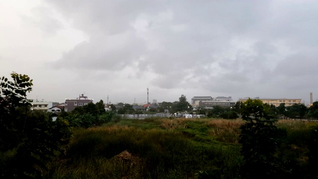 雨云在雨天的草地上快速移动。视频素材