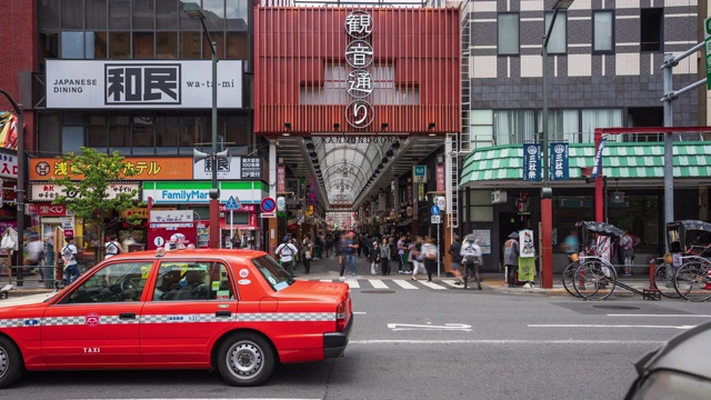 4K延时:日本东京浅草寺附近的市场上挤满了行人。视频素材