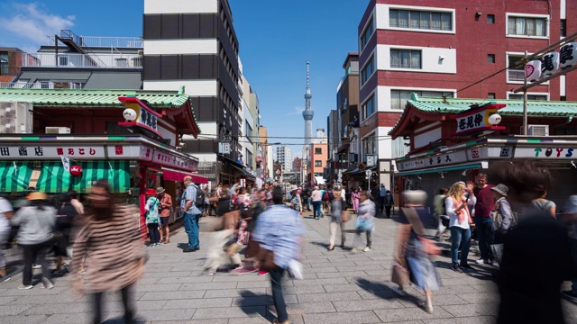 4K延时:日本东京浅草寺附近的市场上挤满了行人。视频素材