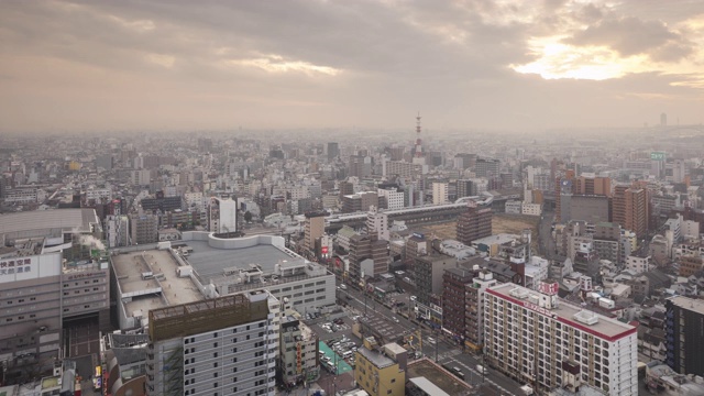 日本大阪市上空乌云密布。视频素材