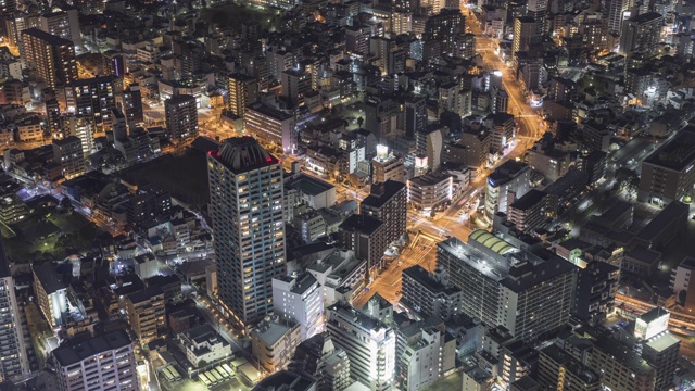 日本大阪夜晚的现代高层建筑。视频素材