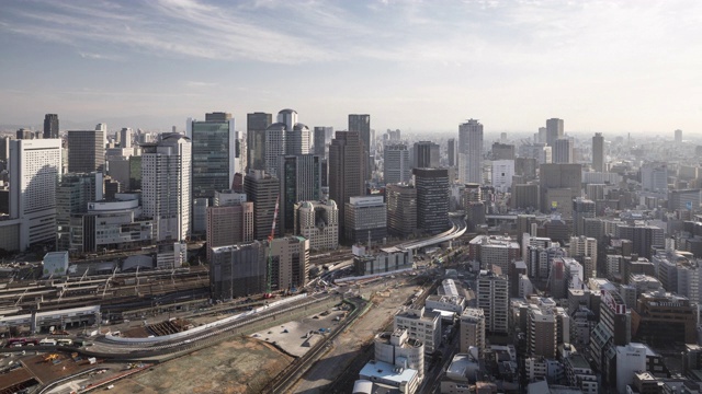 日本大阪的现代高层建筑。视频素材