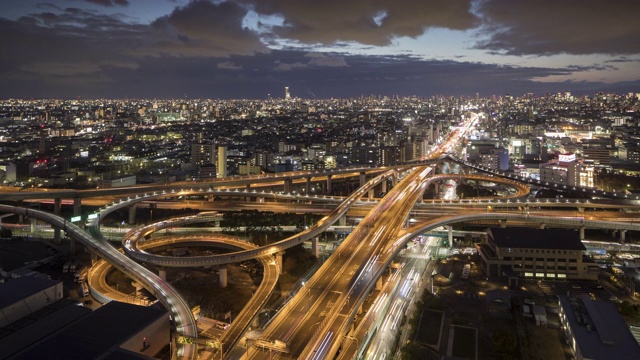 日本大阪的一个繁忙的高速公路枢纽。视频素材