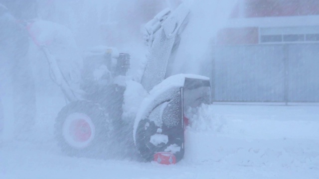 用除雪机清理场地。视频素材