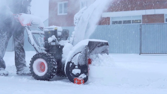 用除雪机清理场地。视频素材