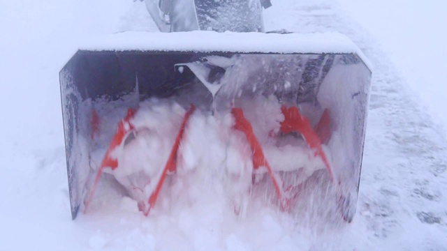 用除雪机清理场地。视频素材