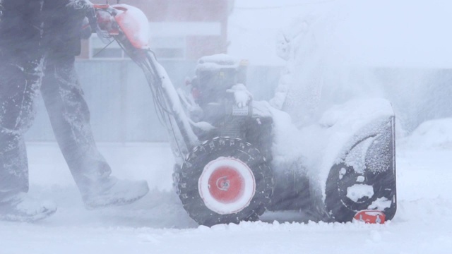 用除雪机清理场地。视频素材