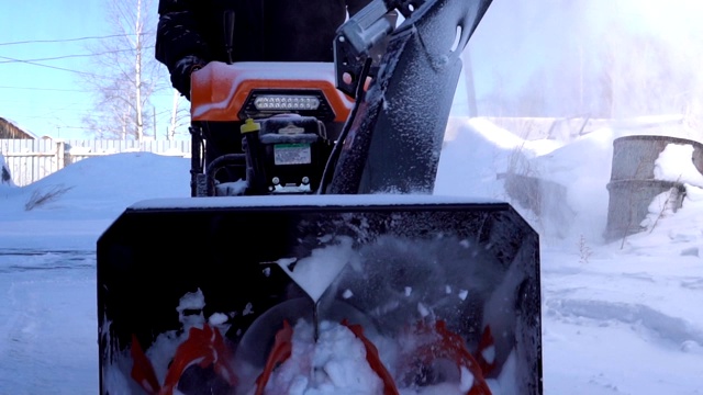 用除雪机清理场地。视频素材