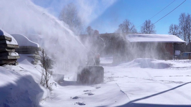 用除雪机清理场地。视频素材