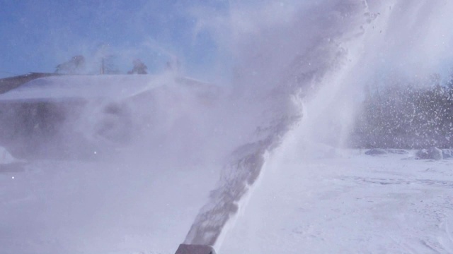 用除雪机清理场地。视频素材