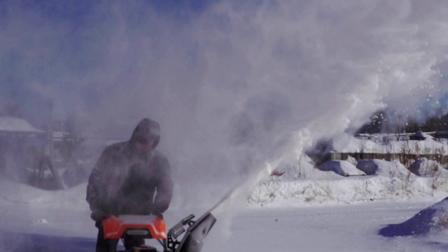 用除雪机清理场地。视频素材