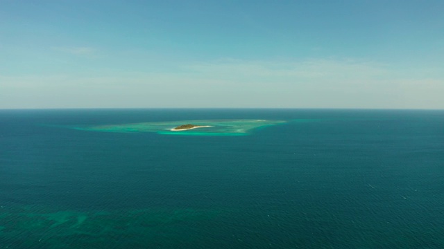 热带岛屿上美丽的海滩。Balabac,菲律宾巴拉望省视频素材