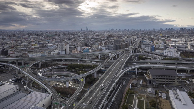 日本大阪的一个繁忙的高速公路枢纽。视频素材