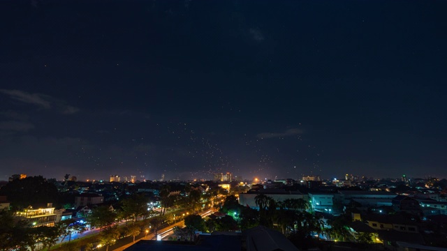 浮灯夜城彝蓬节，清迈省，泰国，时间流逝视频视频素材