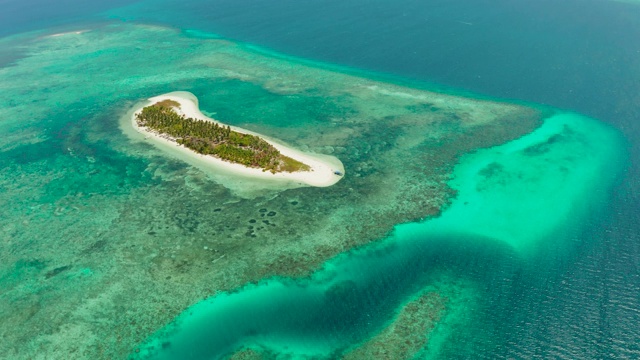 沙滩和蓝色大海的旅游理念。Balabac,菲律宾巴拉望省视频素材