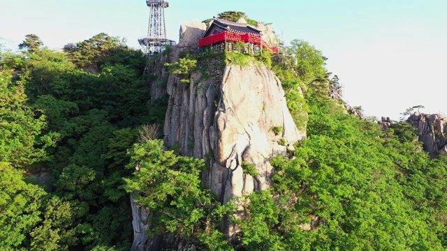 悬崖上的韩国寺庙。韩国Gwanaksan山生态公园，延泉寺视频素材