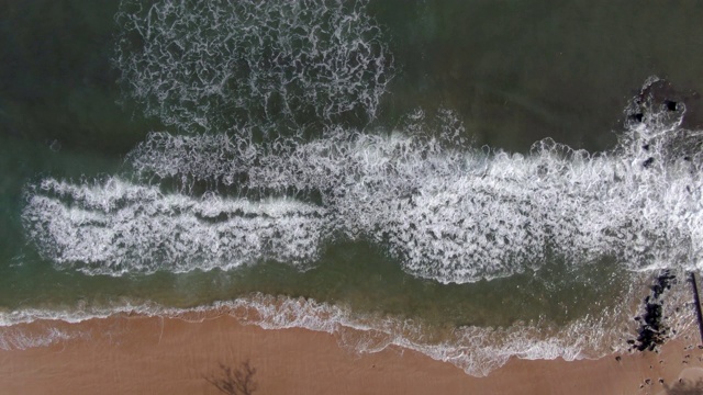 放大到海滩防波堤的波浪视频素材