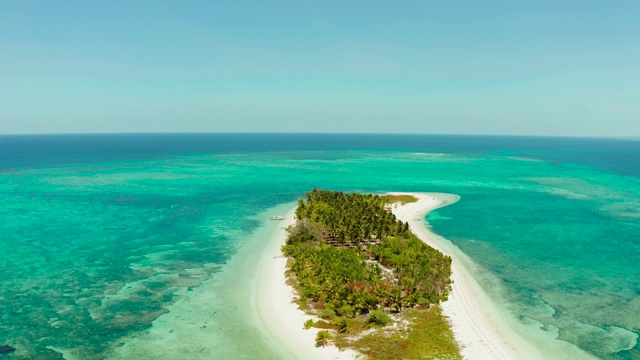 沙滩和蓝色大海的旅游理念。Balabac,菲律宾巴拉望省视频素材