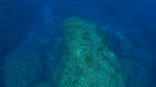 日本小笠原群岛巨大的海底尖顶岩石视频素材