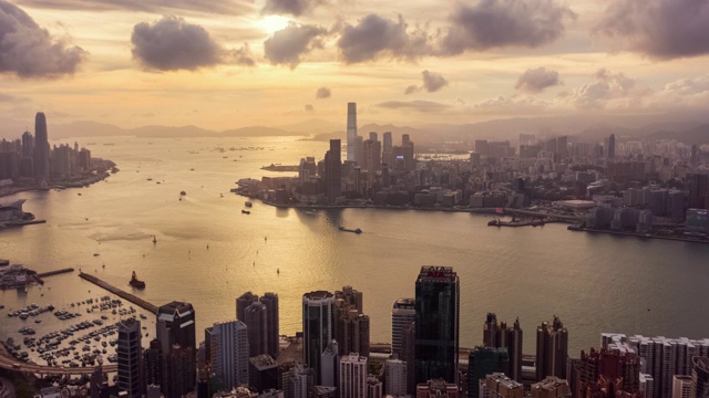 日落时分，维多利亚港和香港城市天际线的超影像视频下载