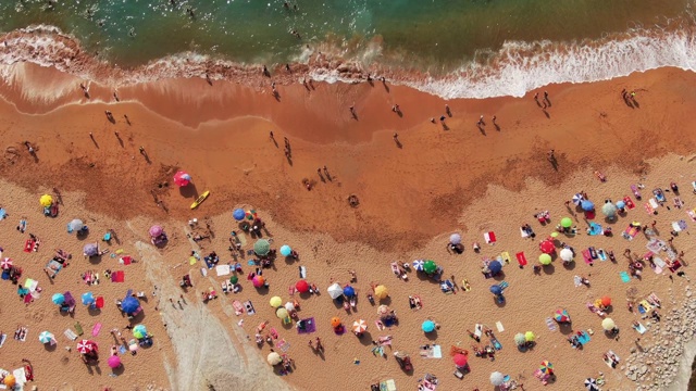 夏天拥挤的海滩的4K镜头视频素材