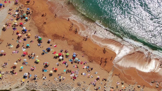 夏天拥挤的海滩的4K镜头视频素材