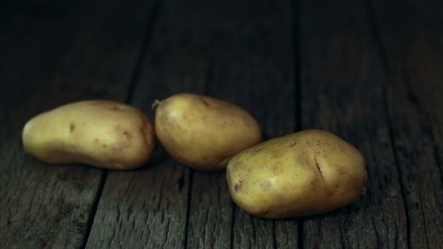 旧木桌上放着新鲜土豆视频素材