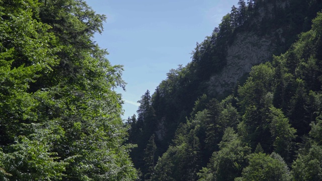 塔特拉山脉的河流交通景观视频素材