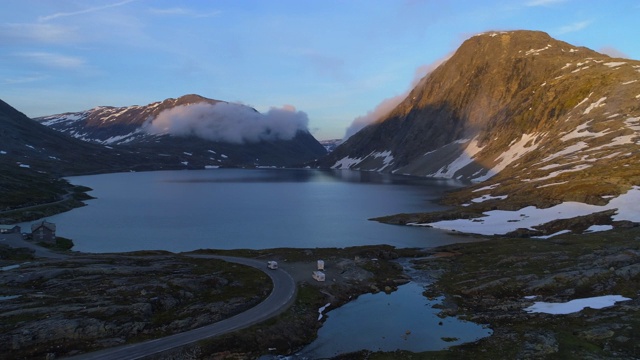 挪威达尔斯尼巴山高原:冬季，房车行驶在蜿蜒的道路上视频素材