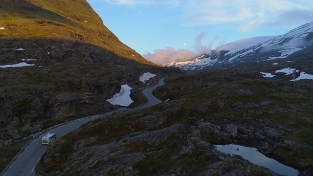 航拍:露营车在挪威达尔斯尼巴山高原蜿蜒的山路上旅行视频素材