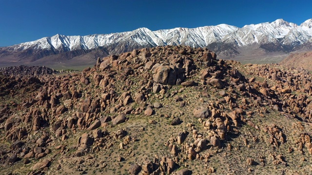 空中向前:洛基山在阳光灿烂的一天前，在高高的雪山-阿拉巴马山，加利福尼亚视频素材