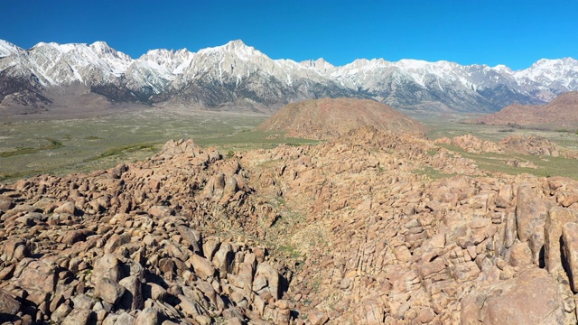 空中背:岩石堆和长平原导致长雪峰山脉的基地-阿拉巴马山，加利福尼亚视频素材