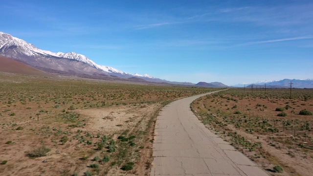 航拍:在内华达山脉附近的狭窄道路上快速移动-内华达山脉，加利福尼亚视频素材