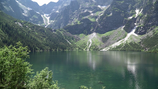 夏天塔特拉山脉的山湖。地球上最美丽的五大湖泊之一视频素材