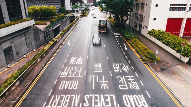 4K时间间隔的香港道，中区的交通及现代化办公大楼视频素材