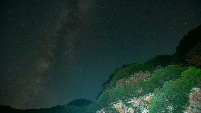 韩国江原道太白山古生代地形上空的夜空视频素材