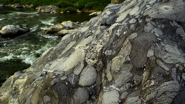 韩国江原道Jeongseon县joyangriver的侏罗纪砾岩视频素材